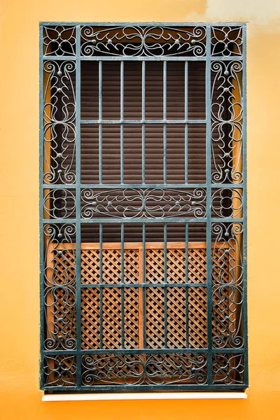 Fenster mit einem Gitter eines antiken Gebäudes — Stockfoto