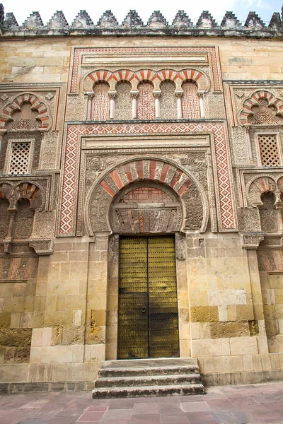 Versierde deur en muur van de moskee kathedraal in Cordoba, Spanje — Stockfoto