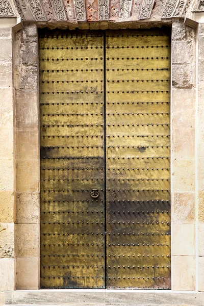 Cordoba, İspanya'daki cami katedralinin dekore edilmiş kapı ve duvarı