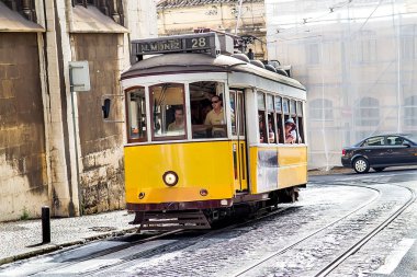 Eski şehirde sarı tramvay
