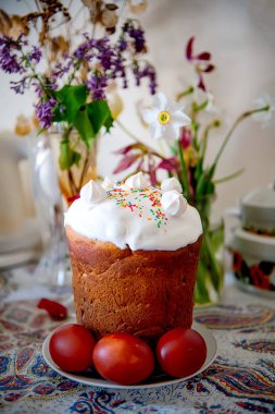 Rustik tarzda dekore masada beyaz krema ve şeker dekor ile Bahar Paskalya kek