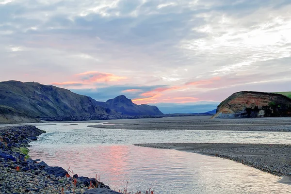Красивые красочные горы и основной поток ледника реки — стоковое фото