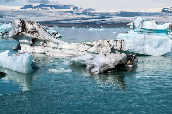 İzlanda Buzul Koyu 'nun güzel soğuk manzara resmi,