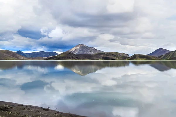 Berg weerspiegelt over de kalme wateren — Stockfoto