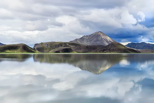 La montaña se refleja sobre las tranquilas aguas — Foto de Stock