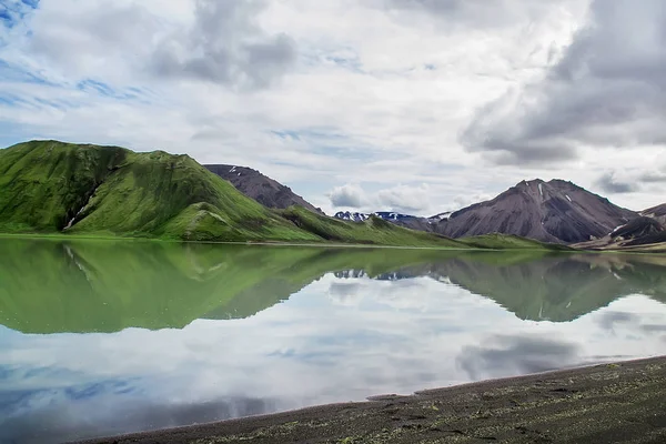 Berg weerspiegelt over de kalme wateren — Stockfoto