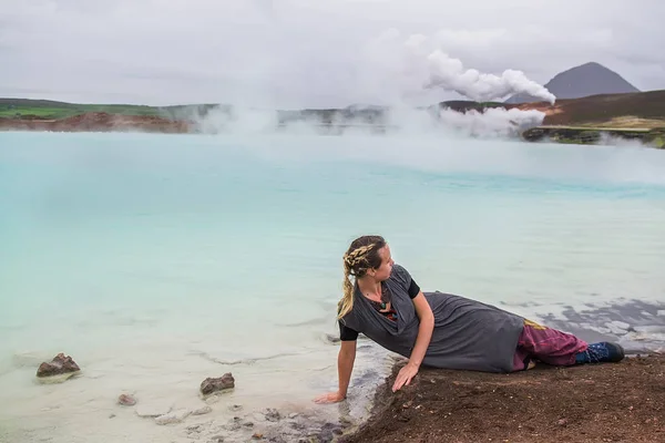 Jeune voyageuse sur fond de bain géothermique — Photo