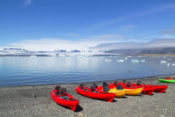 Heinabergsjokull buzulunun ve İzlanda 'nın güneyindeki buz gölünün önündeki kanolar