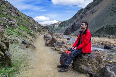 Dağlardaki hippi turist.