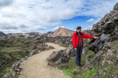 Dağlardaki hippi turist.
