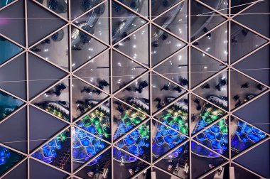 Açık hava alanının üstündeki ayna yüzeyinin altından soyut görünüm