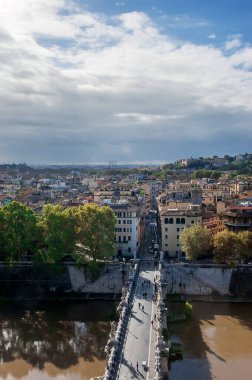 Sant Angelo 'nun Roma' daki köprüsünün üstünde panoramik
