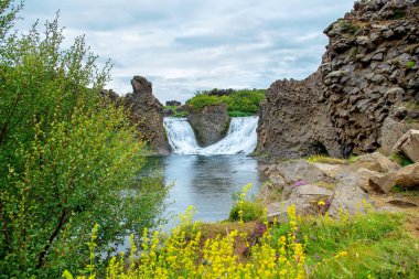 İskoçya 'daki Fossa nehrinde çift şelale Hjalparfoss. Seçici odak