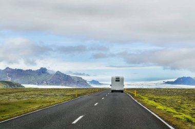 İzlanda 'da muhteşem bir araziden geçen yol. Seçici odak