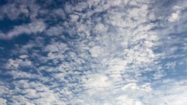 Timelapse bulutların üstünde mavi bir gökyüzü