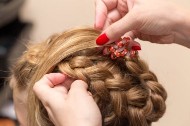 örgülü pigtails içinde Güzellik Salonu