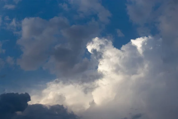 空の嵐雲を背景に — ストック写真