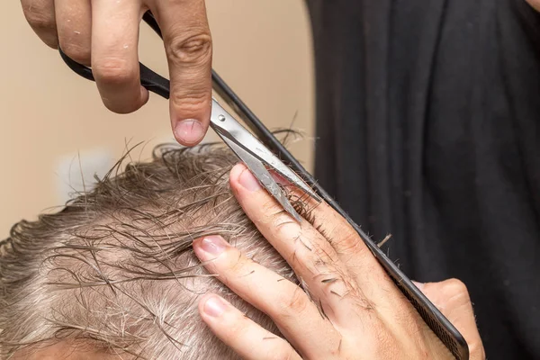 Hommes ciseaux de coupe de cheveux dans un salon de beauté — Photo