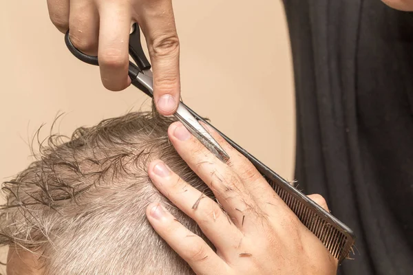 Tijeras de corte de pelo para hombre en un salón de belleza —  Fotos de Stock