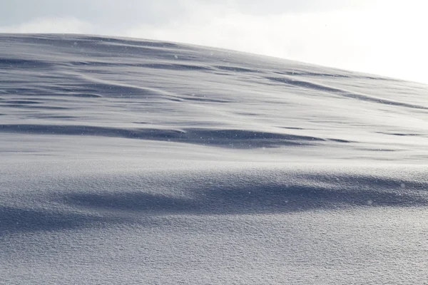 Dawn solen i de snöklädda bergen — Stockfoto