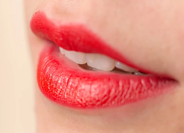 Hermosos labios con lápiz labial rojo —  Fotos de Stock