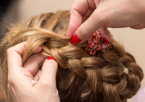 Trenzado coletas en el salón de belleza — Foto de Stock