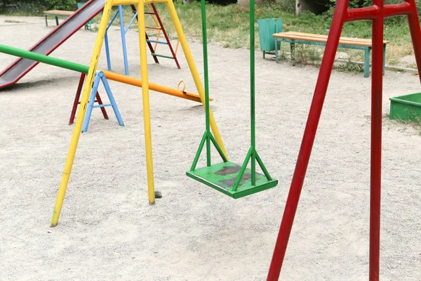 Parque infantil con columpios — Foto de Stock