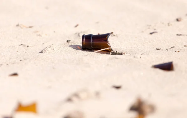 玻璃瓶在沙上对自然。垃圾 — 图库照片