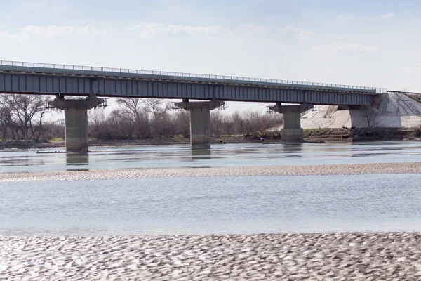 Puente sobre el río Syr Darya. Kazajstán — Foto de Stock