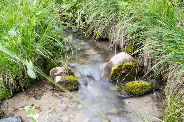 Horská řeka v přírodě — Stock fotografie