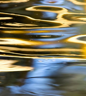 Arkaplan olarak suyun renkli yüzeyi