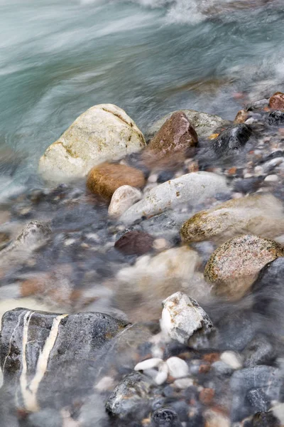 Rocas en el río en la naturaleza — Foto de Stock