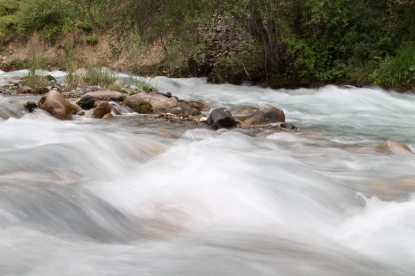 Горная река в природе — стоковое фото