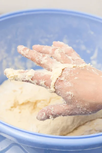 Faire de la pâte par les mains féminines — Photo