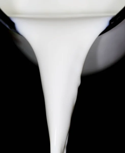 牛奶在一个黑色的背景上 — 图库照片