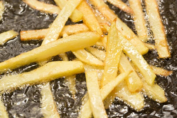 Pommes frites friterade i en kastrull — Stockfoto