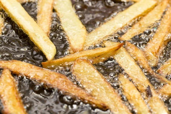 Papas fritas fritas en una sartén — Foto de Stock