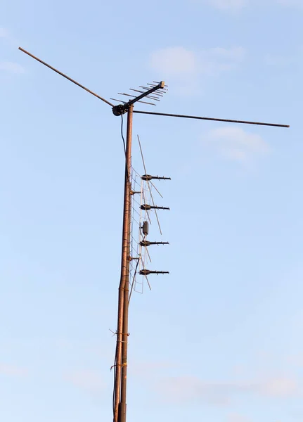 Antenne sur fond de ciel bleu — Photo