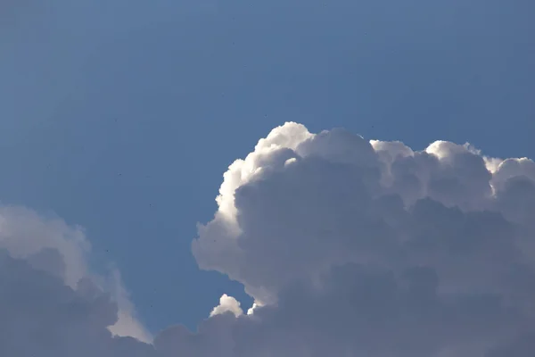 Gewitterwolken am Himmel als Hintergrund — Stockfoto