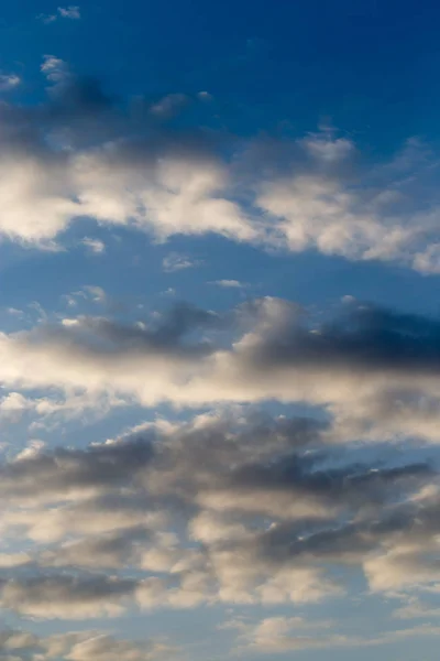 Céu com nuvens ao amanhecer sol — Fotografia de Stock