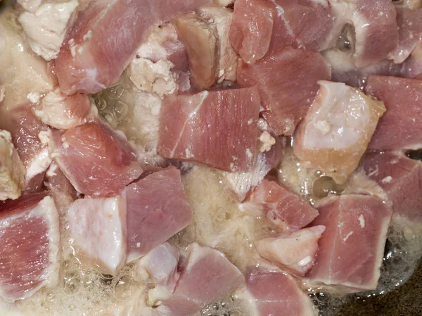 Κρέας, τηγανισμένα σε ένα τηγάνι — Φωτογραφία Αρχείου