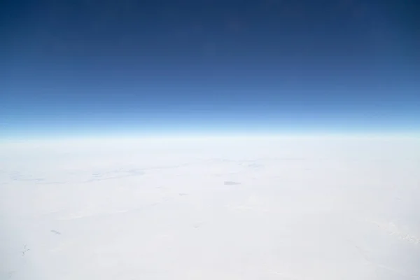 多雪的土地。从飞机上查看 — 图库照片
