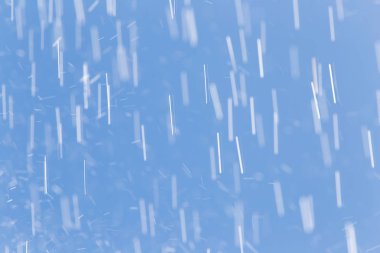 mavi gökyüzüne karşı yağmur