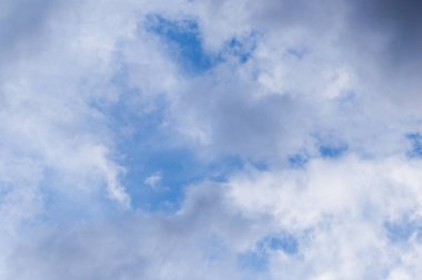 Arkaplan olarak gökyüzündeki bulutlar .