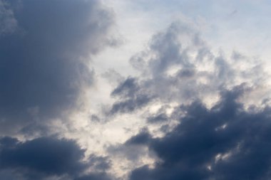 Arka plan olarak gökyüzündeki fırtına bulutları