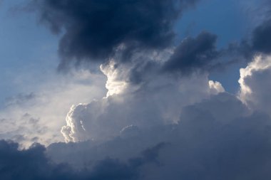 Arka plan olarak gökyüzündeki fırtına bulutları