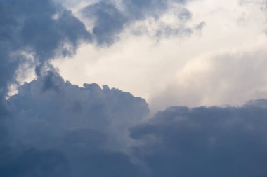 Arka plan olarak gökyüzündeki fırtına bulutları