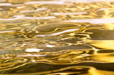 Arkaplan olarak suyun renkli yüzeyi