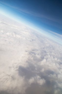 Mavi gök yüksek görünümünden uçak bulutların şekilleri