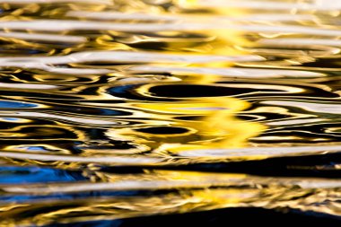 Arkaplan olarak suyun renkli yüzeyi